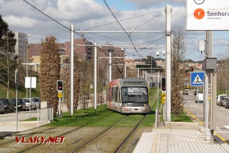 13.03.2019 – Porto: Eurotram přijíždí do zastávky Fânzeres © Dominik Havel