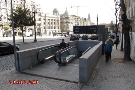 13.03.2019 – Porto: designová čistota a grafika mi hodně připomínají metro v Budapešti © Dominik Havel