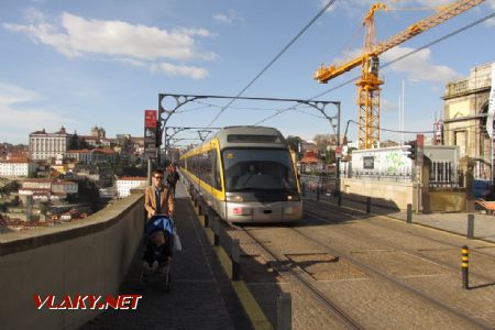 13.03.2019 – Vila Nova de Gaia: Eurotram sjíždí z mostu Ponte Dom Luis © Dominik Havel