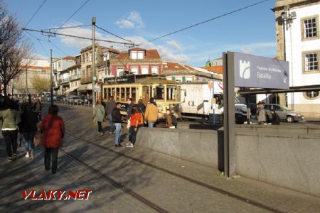 13.03.2019 – Porto: konečná tramvaje Batalha a vstup do horní stanice lanovky Elevador dos Guindais © Dominik Havel