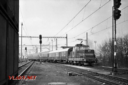 E 458.0020 Z 4, Česká Třebová vjezd. nádraží se zaměstnaneckým vlakem dne 29.3.1988 © Pavel Stejskal