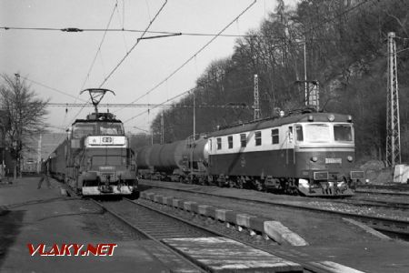 E 458.0007 na osobním vlaku do Letohradu, vedle českotřebovská dispečerka D 1 s loko E 669.0002, Ústí nad Orlicí dne 24.3.1989 © Pavel Stejskal