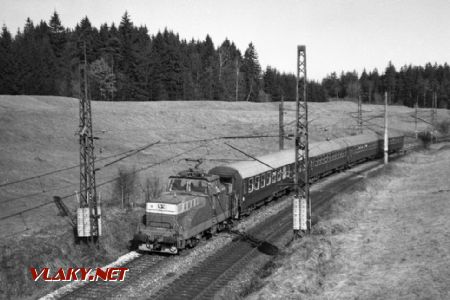 E 458.0007 v čele zvláštního vlaku pro Klub železničních cestovatelů u Opatova dne 2.4.1989 © Pavel Stejskal