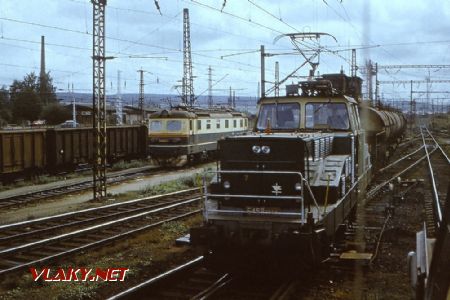 Pohled ze ''žehličky“ na E 458.1030 nasazenou na 7 zálohu, stahující vlak z nádraží Střed. Česká Třebová léto 1984 © Miloslav Bednář.