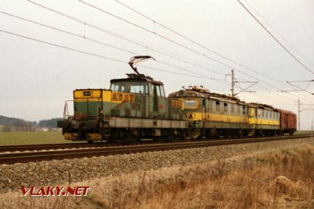 Dne 21.3.2001 se 110.019 zhostila odvozu zrušených lokomotiv 181.093 a 007 do svitavského kovošrotu © Pavel Stejskal