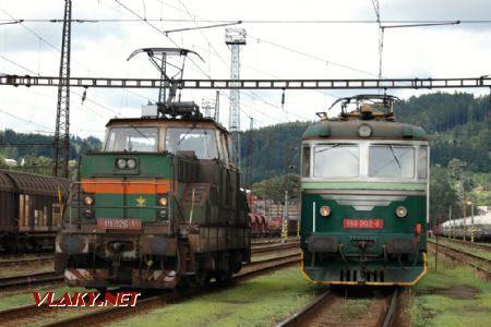 Dne 26.6.2007 se v odjezdové skupině Č.Třebová setkaly lokomotiva 111.027 (Z 2) a 180.002 © Pavel Stejskal