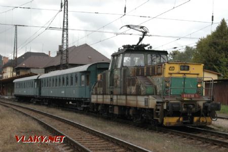111.030 (Z 4) s historickými vozy od přepravy parní lokomotivy 486.007 v Č.Třebové dne 25.9.2008 © Pavel Stejskal