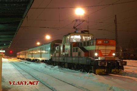 Zaměstnanecký vlak T 5/6 s lokomotivou 110.039 dne 13.2.2010 © Pavel Stejskal