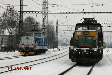 Dne 3.12.2010 se na Severu potkaly stroje 111.019 (ČD Z4) a 111.022, odstavená v 7. spojovací koleji © Pavel Stejskal
