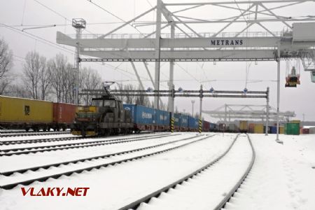 1 záloha s lokomotivou 111.017 v areálu Metrans brzdí vlak pro Uhříněves dne 29.1.2013 © Pavel Stejskal