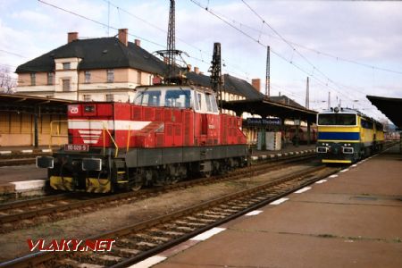 110.020 na Z 4 vedle lokomotiv OKD 753.704 a 703 v Č. Třebové dne 29.10.2002 © Pavel Stejskal