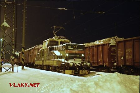 111.018 v Třebovici v Čechách v čele manipulačního vlaku Mn 83111 do Lanškrouna dne 23.12.2002 © Pavel Stejskal