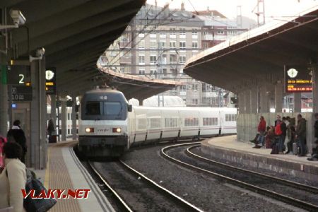 14.03.2019 – Ourense: Trenhotel s 252 v čele přijíždí z Viga © Dominik Havel