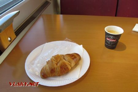 15.03.2019 – Talgo 7 Trenhotel: rozpékaný croissant a káva © Dominik Havel