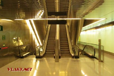15.03.2019 – Barcelona: eskalátorová šachta do stanice La Sagrera L9/L10, v mezipatře lze vždy přejít na opačnou stranu © Dominik Havel