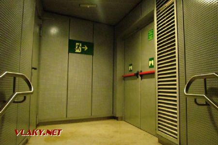 15.03.2019 – Badalona: Llefià, únikové schodiště je jištěno dveřmi, jedinou cestou na povrch je osm výtahů © Dominik Havel