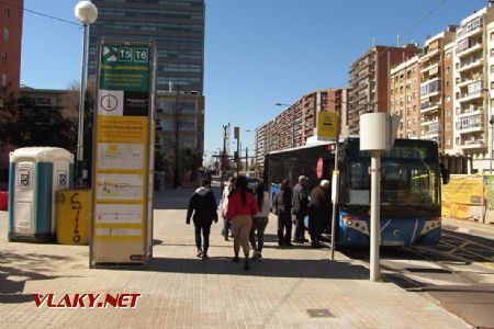 15.03.2019 – Barcelona: Can Jaumandreu, přestup na náhradní autobus © Dominik Havel