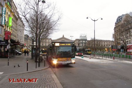 16.03.2019 – Paříž: Gare de l'Est, autobus MAN s nápisem ''nastupuju – validuju'' © Dominik Havel