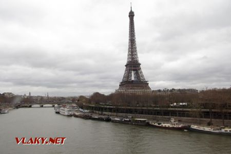 16.03.2019 – Paříž: Eiffelova věž a Seina z mostu na lince 6 © Dominik Havel