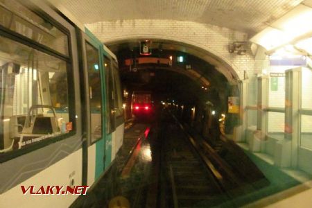 16.03.2019 – Paříž: Porte Maillot (1), protější kolej se používá jako odstavná a přiléhající nástupiště se nevyužívá © Dominik Havel