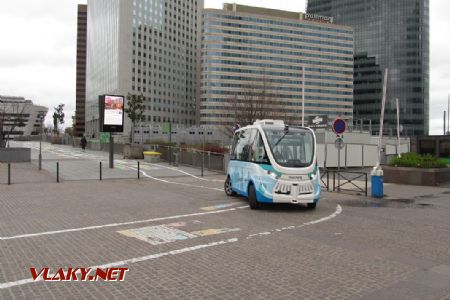 16.03.2019 – Paříž: autonomní autobus v La Défense © Dominik Havel