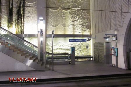 16.03.2019 – Viroflay Rive Droite: T6, schodiště končí bizarně na konci nástupiště © Dominik Havel