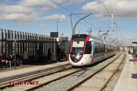 16.03.2019 – Paříž: Épinay-sur-Seine, čtyřdílná vlakotramvaj Alstom Citadis Dualis na lince T11 © Dominik Havel
