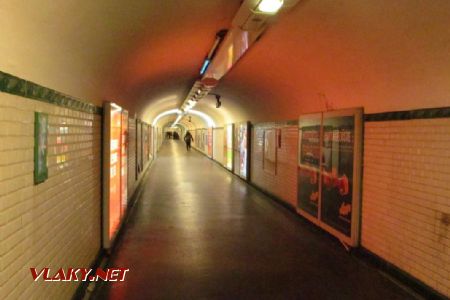 16.03.2019 – Paříž: pořádně dlouhá přestupní chodba ve stanici Marcadet Poissoniers © Dominik Havel