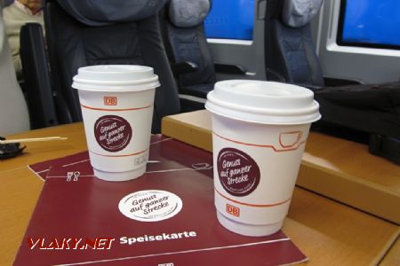 17.03.2019 – ICE 3 (Velaro): káva se podává nově v papírových kelímcích s plastovým vrškem – nebyl dřívější porcelán ekologičtější? © Dominik Havel