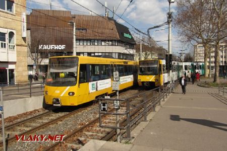 17.03.2019 – Stuttgart: Stadtbahn DT 8 (první souprava 10. generace a v pozadí souprava 9. gen.) v Bad Cannstatt © Dominik Havel