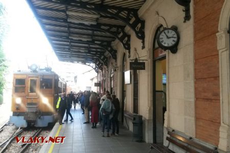 Palma de Mallorca: Příjezd vlaku ze Sólleru na koncové nádraží © Tomáš Kraus, 24.11.2019