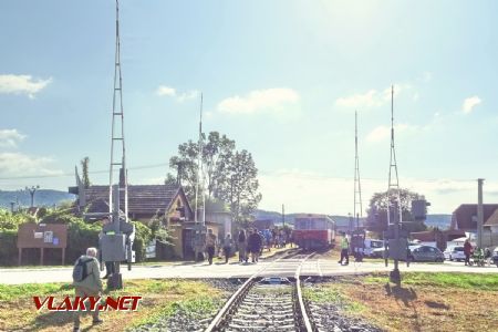 Keďže vlak stál na zastávke dlhšie, závory boli vyradené z činnosti; 14.09.2019 © Marko