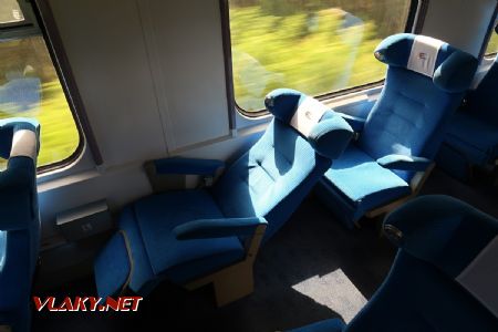 04.07.2019 – Do noční polohy sklopené sedadlo ve voze řady B5mnopuvz PKP Intercity © Dominik Havel