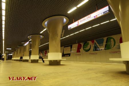04.07.2019 – Varšava: interiér nástupiště stanice metra Rondo ONZ je pro druhou linku metra typický © Dominik Havel