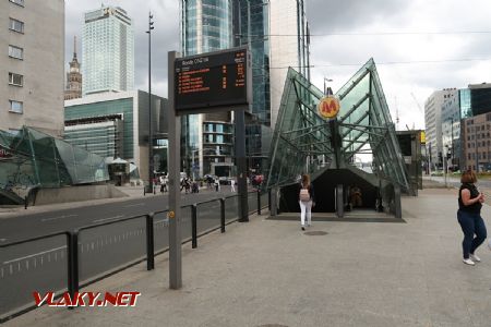 04.07.2019 – Varšava: Výstup z metra, typický pro druhou linku na stanici Rondo ONZ, vlevo je patrný kontroverzní Palác kultury © Dominik Havel
