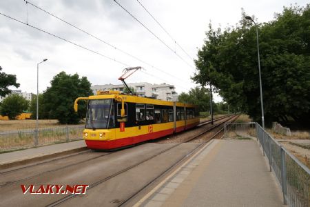 04.07.2019 – Varšava: tramvaj typu Konstal 116Na z roku 2000 přijíždí na lince 20 do zastávky Dywizjonu 303 05 © Dominik Havel