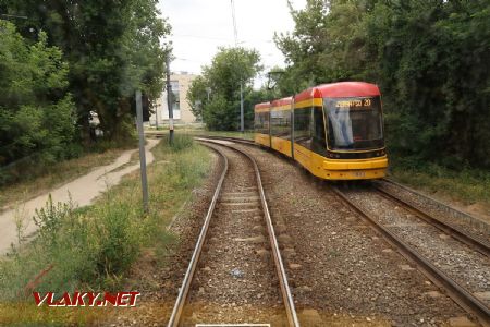 04.07.2019 – Varšava: zkrácená tramvaj typu Pesa Jazz z roku 2015 se na lince 20 blíží do zastávky Fort Blizne © Dominik Havel
