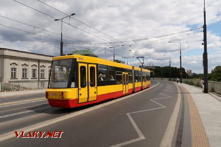 04.07.2019 – Varšava: tramvaj typu Konstal 116Na z roku 1999 opouští na lince 20 zastávku Stare Miasto 01 © Dominik Havel