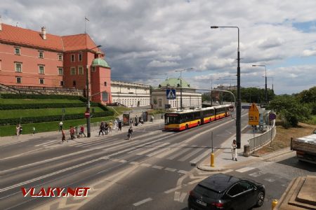 04.07.2019 – Varšava: hustý provoz autobusů pod královským hradem na zastávce Stare Miasto  © Dominik Havel