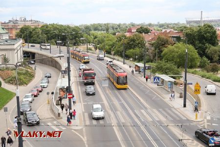 04.07.2019 – Varšava: obě délkové verze tramvaje typu Pesa Jazz se potkaly u zastávky Stare Miasto © Dominik Havel