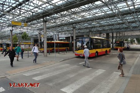 04.07.2019 – Varšava: rovněž autobusová část terminálu Metro Młociny je předimenzovaná- najdeme tu 17 autobusových stání © Dominik Havel
