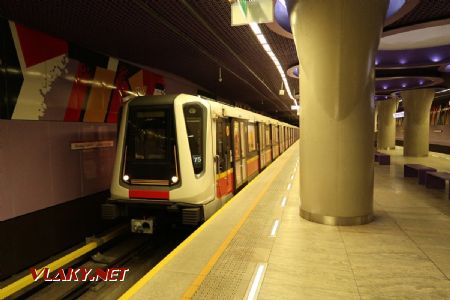 04.07.2019 – Varšava: souprava metra typu Siemens Inspiro přijíždí do stanice Nowy Świat-Uniwersytet © Dominik Havel
