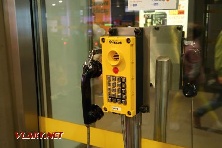 04.07.2019 – Varšava: v celé síti metra slouží pro bezpečnost cestujících tyto archaické telefony © Dominik Havel