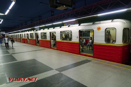 04.07.2019 – Varšava: ruský vůz metra typu 81-714.3 z roku 2007 stojí ve stanici Świętokrzyska první linky © Dominik Havel