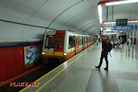 04.07.2019 – Varšava: souprava metra typu Alstom Metropolis z roku 2000 přijíždí do stanice Pole Mokotowskie © Dominik Havel