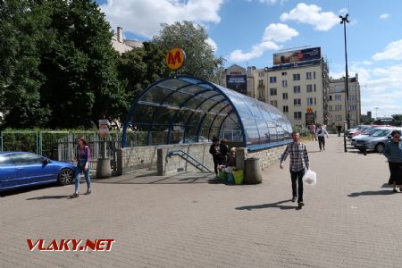04.07.2019 – Varšava: typizovaný vstup do metra ve stanici Politechnika- používá se ve všech stanicích starší linky metra © Dominik Havel