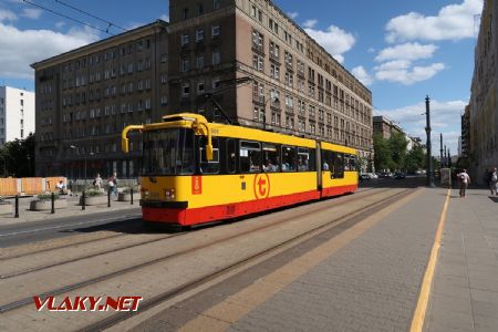 04.07.2019 – Varšava: nejstarší v Polsku vyrobená nízkopodlažní tramvaj typu Konstal 112N z roku 1995 se blíží k zastávce Plac Zbawiciela 04 © Dominik Havel
