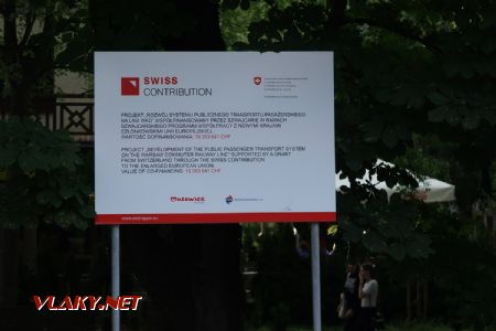 04.07.2019 – Tabule povinné publicity švýcarské pomoci síti WKD © Dominik Havel