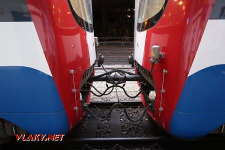 04.07.2019 – Spojení obou dílů jednotky řady EN97 dopravce WKD z roku 2012 © Dominik Havel