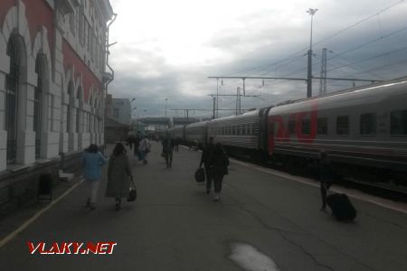 Vologda: Dlouhá souprava vlaku ''Bjalyje noči'' © Tomáš Kraus, 7.8.2019